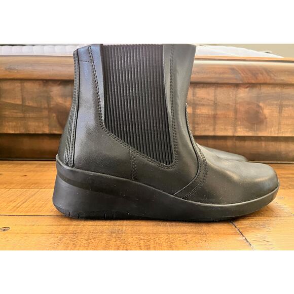 CLARKS Women's Sttyn Rae Wedge Heel Booties Black Leather Sz 9 - Picture 2 of 11